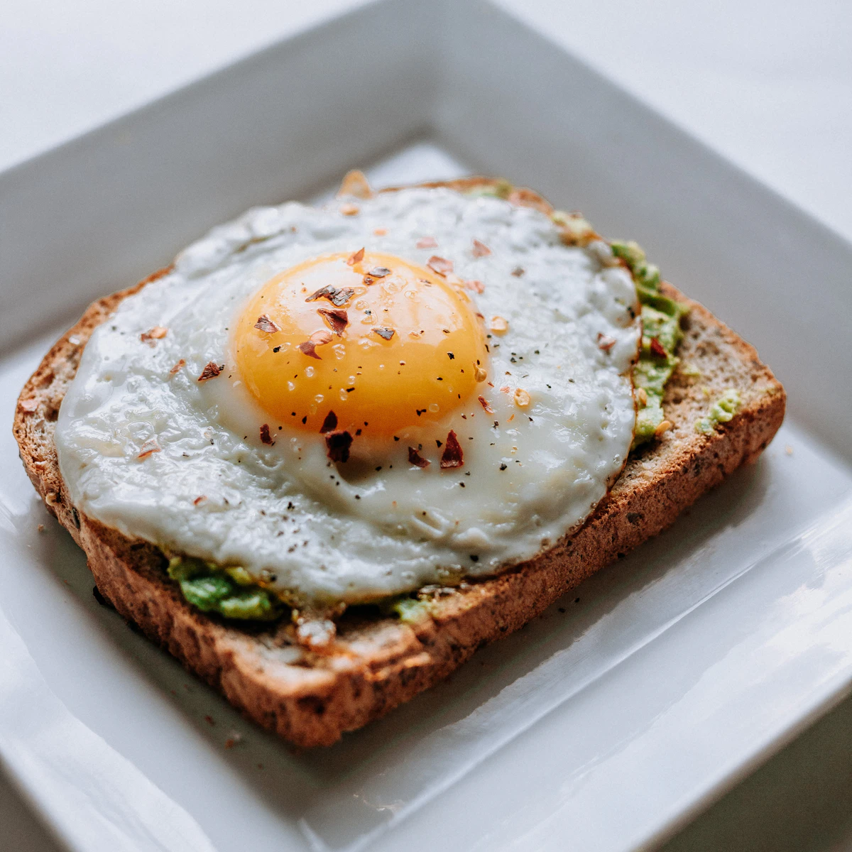 Avocado auf Sauerteigtoast — Symbolisches Servierbild.