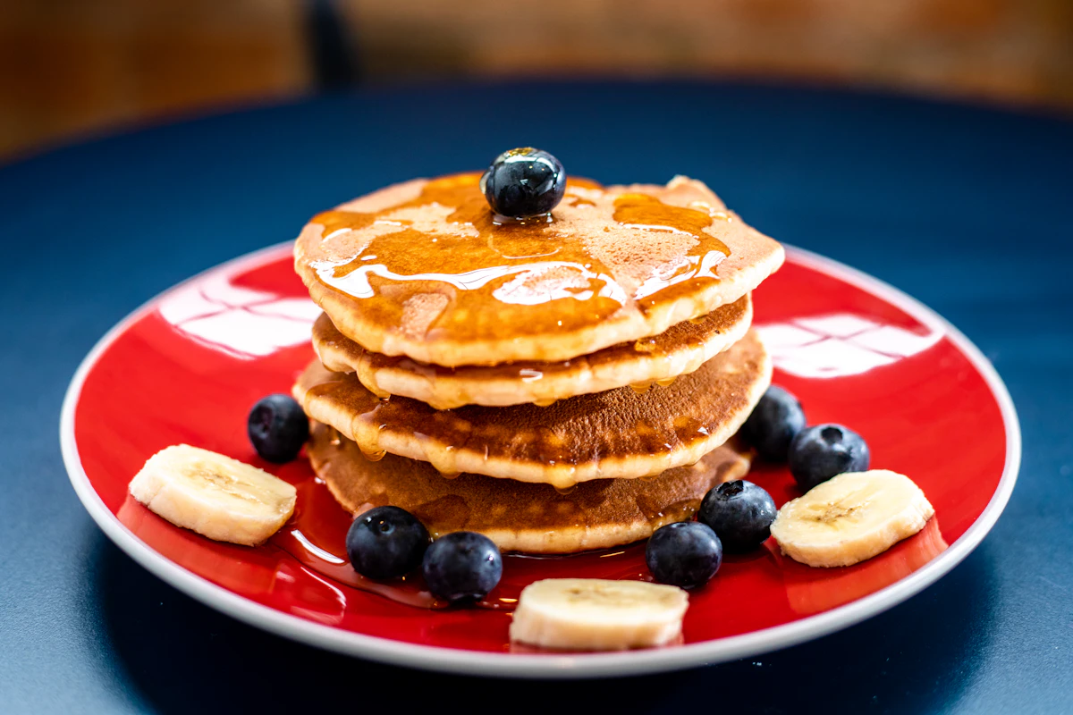 Bananen-Hafer-Pancakes — Symbolisches Servierbild.